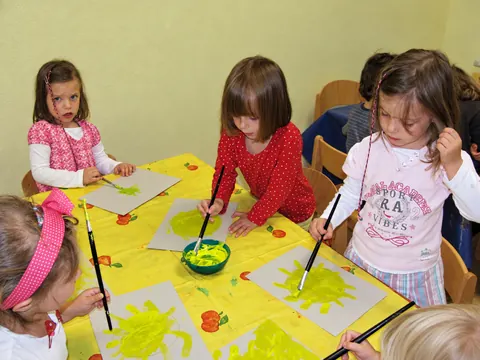Kinder beim Malen