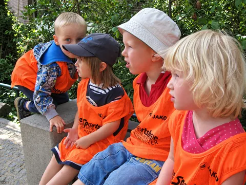 Kinder im Garten